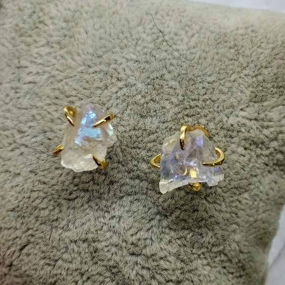 Aura Quartz prong earrings - Picture 5 of 5